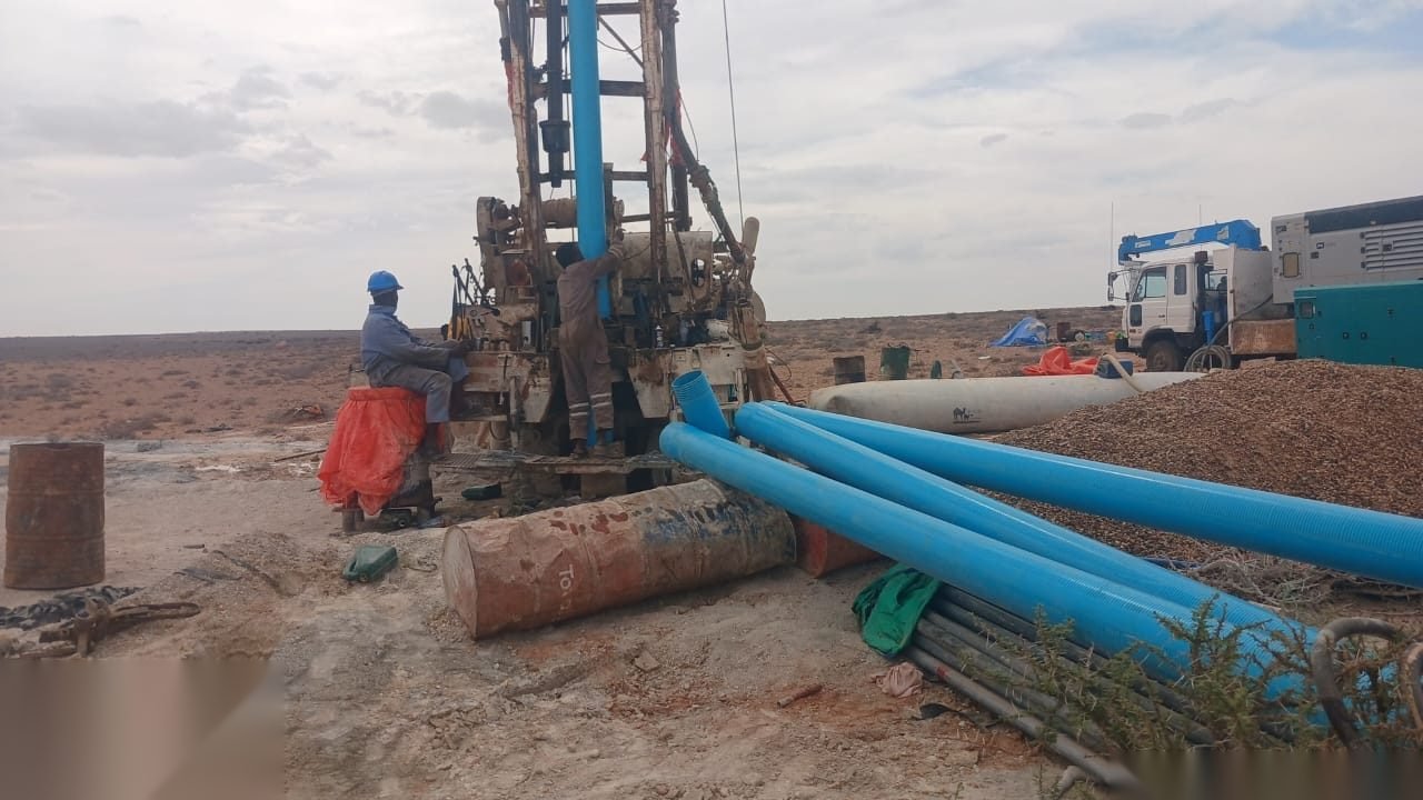 Drilling rig with well casing on site